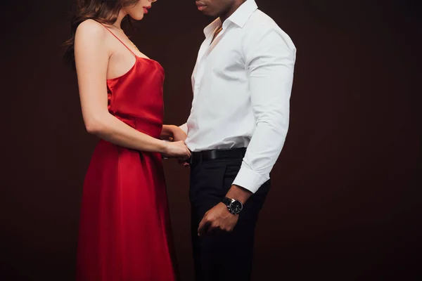 Vista Recortada Mujer Vestido Rojo Desvestirse Hombre Afroamericano Aislado Negro — Foto de Stock