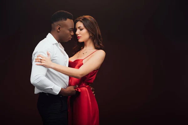 Belo Casal Interracial Desgaste Formal Abraçando Isolado Preto Com Espaço — Fotografia de Stock