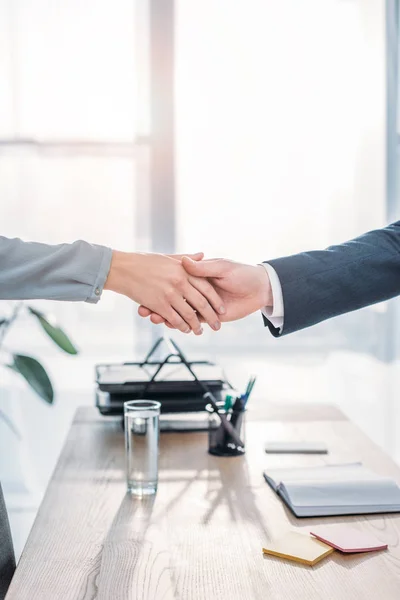 現代のオフィスでの採用担当者と従業員の握手のクロップビュー — ストック写真