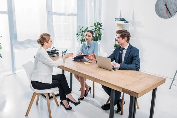 Reclutador Sosteniendo Portapapeles Cerca Compañero Trabajo Mujeres Entrevista Trabajo —  Fotos de Stock