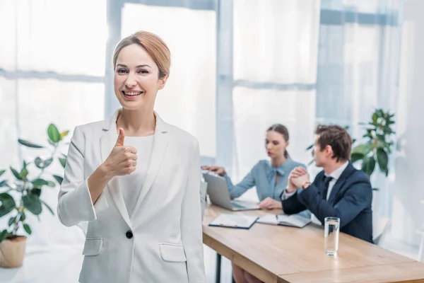 Enfoque Selectivo Reclutador Feliz Mostrando Pulgar Hacia Arriba Cerca Compañeros — Foto de Stock