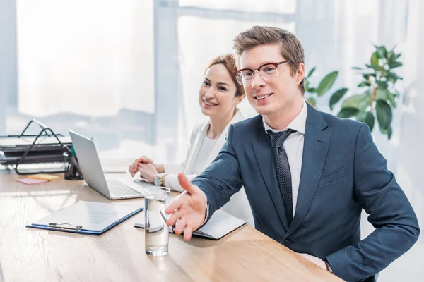 Handsome Recruiter Glasses Gesturing Cheerful Coworker — Stock Photo, Image