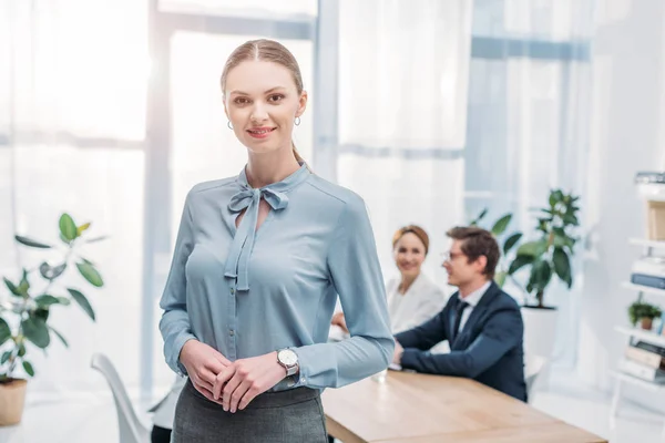 Mooie Recruiter Staande Met Gebalde Handen Buurt Van Medewerkers Office — Stockfoto