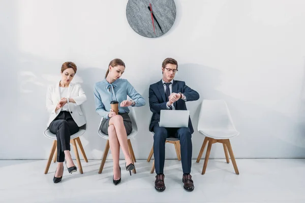 Las Mujeres Hombre Con Ordenador Portátil Mirando Los Relojes Mientras —  Fotos de Stock