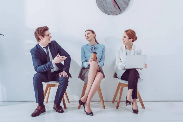 Uomo Allegro Occhiali Parlando Con Donne Attraenti Attesa Colloquio Lavoro — Foto Stock