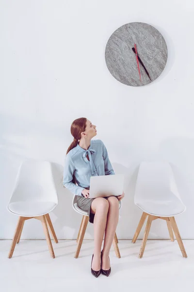 Empregado Sentado Cadeira Com Laptop Olhando Para Relógio — Fotografia de Stock