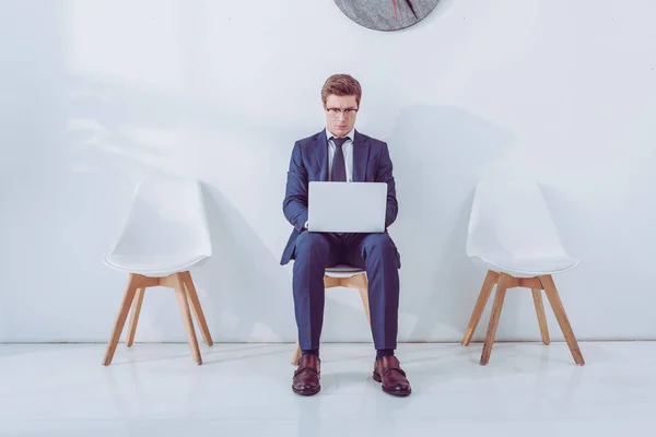 Schöner Angestellter Mit Brille Sitzt Auf Stuhl Und Benutzt Laptop — Stockfoto