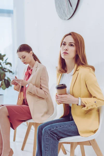 Selective Focus Thoughtful Employee Paper Cup Woman Using Smartphone — Stock Photo, Image