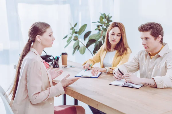 Hermosa Mujer Hablando Haciendo Gestos Cerca Reclutadores Entrevista Trabajo — Foto de Stock