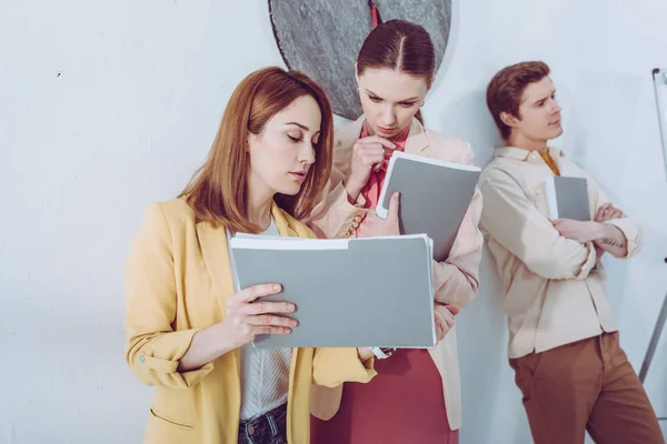 Enfoque Selectivo Las Mujeres Atractivas Mirando Carpeta Cerca Del Hombre — Foto de Stock