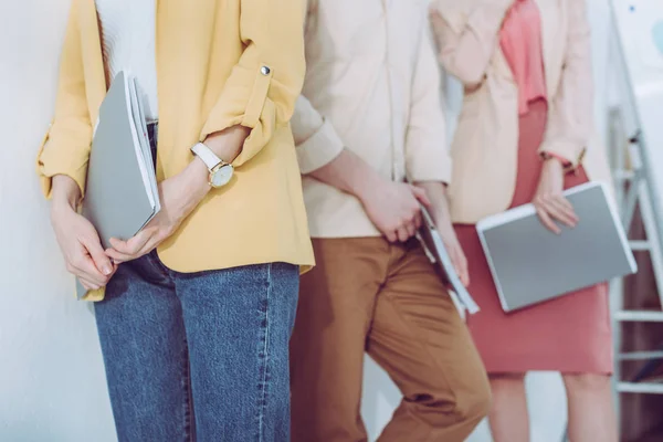 Vue Recadrée Des Femmes Homme Attente Ligne Avec Les Dossiers — Photo