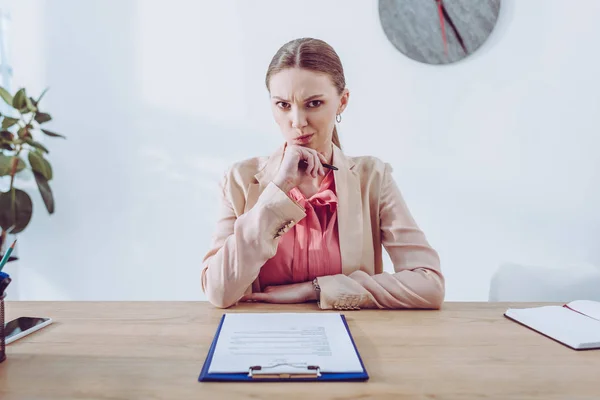 Pensive Recruiter Holding Pen While Sitting Clipboard Looking Camera — Stock Photo, Image