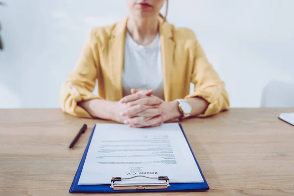 Selective Focus Clipboard Recruiter Sitting Clenched Hands — Stock Photo, Image