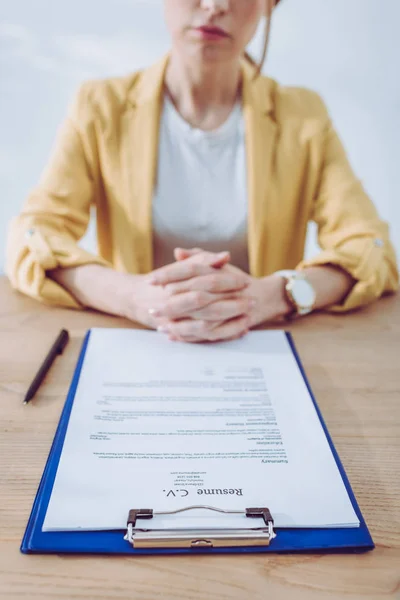 Selective Focus Clipboard Resume Lettering Recruiter Sitting Clenched Hands — Stock Photo, Image