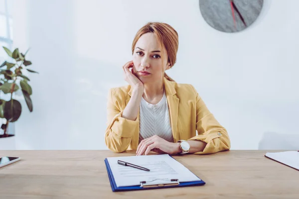 Droevige Recruiter Gele Jas Zittend Buurt Van Klembord Pen — Stockfoto