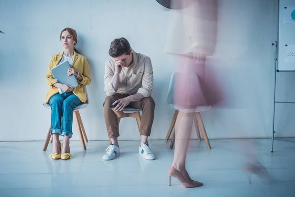 Verstoord Medewerker Holding Paper Cup Bekleding Gezicht Zittend Met Aantrekkelijke — Stockfoto