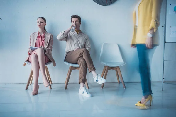 Handsome Employee Drinking Water While Sitting Attractive Woman — Stock Photo, Image