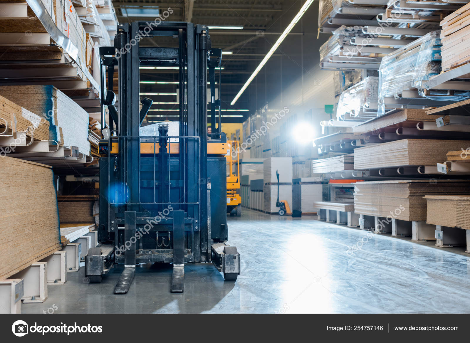 仓库内的叉车机货架附近有木制建筑材料——图库图片© VitalikRadko #254757146, image size:1600x1168