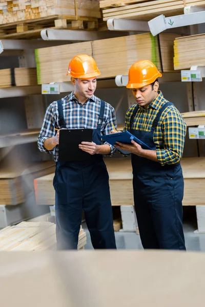 Selective Focus Two Multicultural Warehouse Workers Uniform Writing Clipboards — Stock Photo, Image