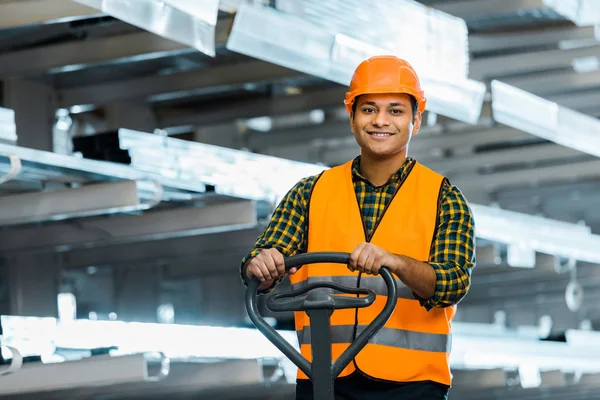 Sorrindo Índio Armazém Trabalhador Perto Palete Jack Sorrindo Olhando Para — Fotografia de Stock
