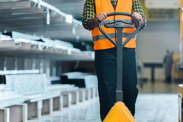 Bijgesneden Weergave Van Magazijn Medewerker Staande Buurt Van Pallet Jack — Stockfoto