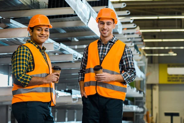 Alegres Trabajadores Multiculturales Sosteniendo Vasos Papel Mirando Cámara —  Fotos de Stock