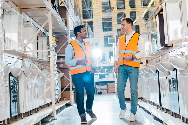 Sonrientes Trabajadores Almacenes Multiculturales Hablando Departamento Fontanería — Foto de Stock