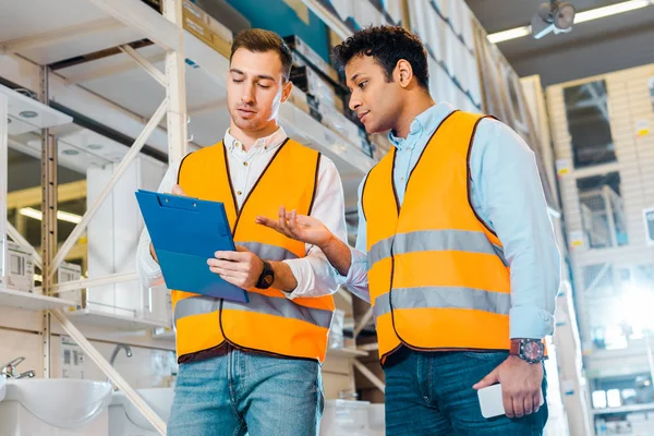 Multicultural Warehouse Workers Safety Vests Working Plumbing Department — Stock Photo, Image