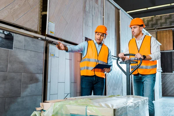 Serious Warehouse Worker Pallet Jack Standing Colleague Clipboard — Stock Photo, Image