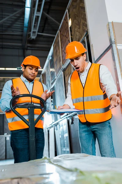 Selective Focus Angry Warehouse Worker Yelling Indian Colleague — Stock Photo, Image