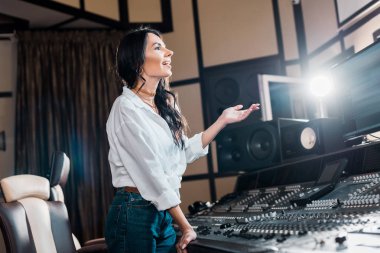 mutlu ses üreticisi karıştırma konsolu yakınında kayıt stüdyosunda alkışlama 