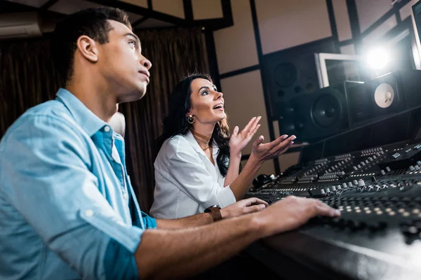 Selective Focus Attractive Sound Producer Gesturing Handsome Mixed Raced Colleague — Stock Photo, Image