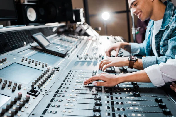 Visão Recortada Mulher Trabalhando Console Mixagem Com Colega Raça Mista — Fotografia de Stock