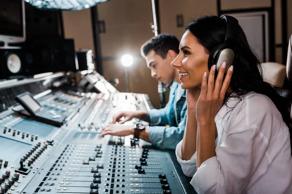 Lachende Vrouw Zittend Hoofdtelefoon Opnamestudio — Stockfoto