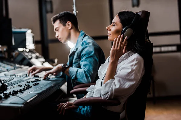 Productor Sonido Bastante Auriculares Escuchando Música Cerca Amigo Racial Mixta —  Fotos de Stock