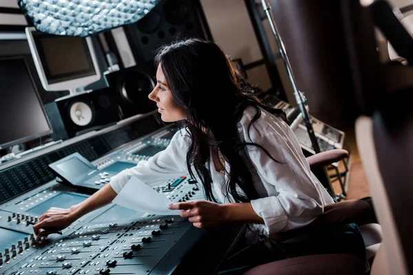 Leende Ljud Producent Som Arbetar Inspelningsstudion Mixerbordet — Stockfoto