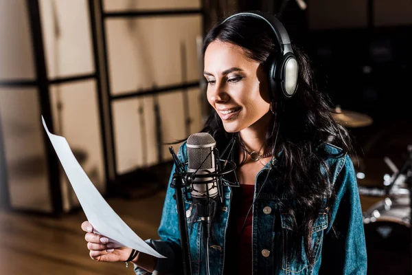 Jolie Femme Dans Casque Chantant Dans Studio Enregistrement Près Microphone — Photo