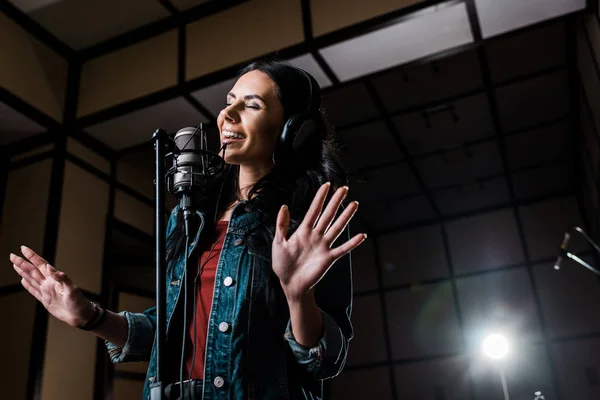 Aantrekkelijk Geïnspireerde Vrouw Zingen Buurt Van Microfoon Opnamestudio — Stockfoto