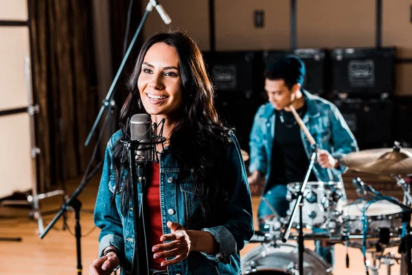 Pretty Woman Singing While Mixed Race Musician Playing Drums Recording — Stock Photo, Image