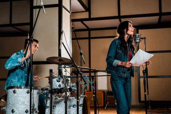 Bonito Mestiço Músico Pagando Bateria Atraente Mulher Cantando Estúdio Gravação — Fotografia de Stock