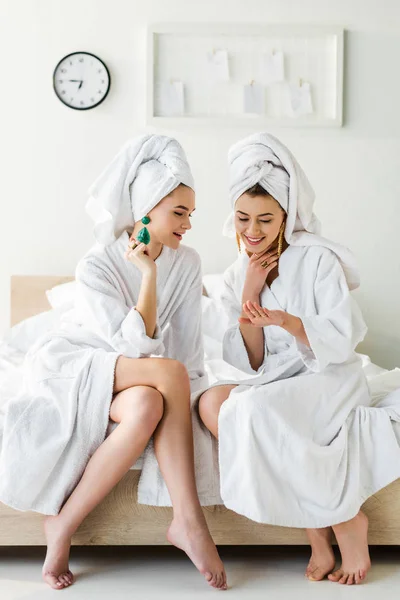 Elegantes Chicas Sonrientes Pendientes Albornoces Con Toallas Cabeza Hablando Mientras — Foto de Stock