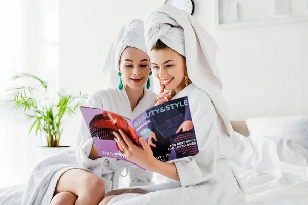 Chicas Elegantes Pendientes Albornoces Con Toallas Las Cabezas Estilo Lectura — Foto de Stock