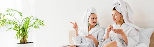 Plano Panorámico Mujer Emocional Bata Baño Apuntando Con Dedo Planta —  Fotos de Stock