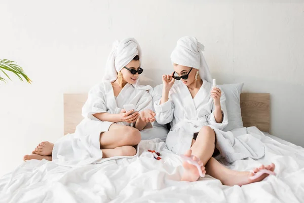 Mujeres Elegantes Batas Baño Gafas Sol Toallas Joyas Tumbadas Cama — Foto de Stock