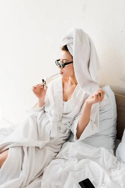 Mujer Con Estilo Albornoz Gafas Sol Toalla Joyas Tumbado Cama — Foto de Stock