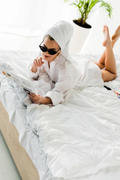 Elegante Mujer Descalza Sonriente Camisa Gafas Sol Joyas Con Toalla — Foto de Stock