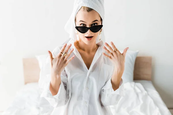 Scioccato Giovane Donna Elegante Camicia Occhiali Sole Gioielli Con Asciugamano — Foto Stock