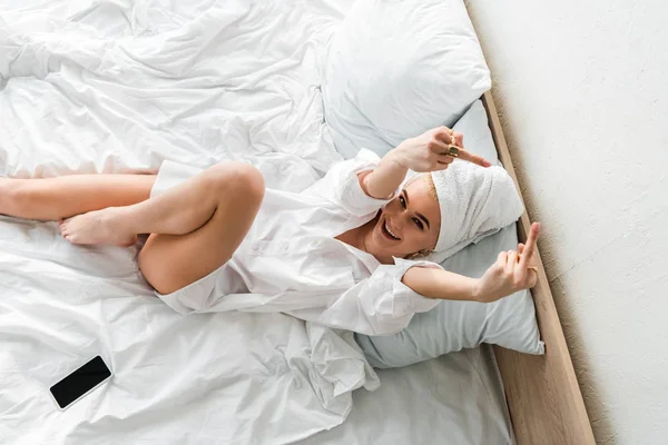 Vista Superior Mujer Feliz Descalza Joyería Con Toalla Cabeza Acostado —  Fotos de Stock