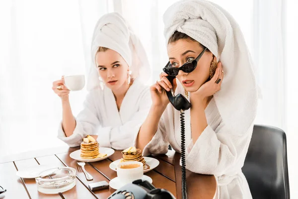 Mujer Elegante Albornoz Gafas Sol Joyas Con Toalla Cabeza Utilizando — Foto de Stock