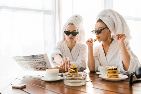 Mujeres Elegantes Albornoces Gafas Sol Joyas Con Toallas Cabeza Fumar — Foto de Stock